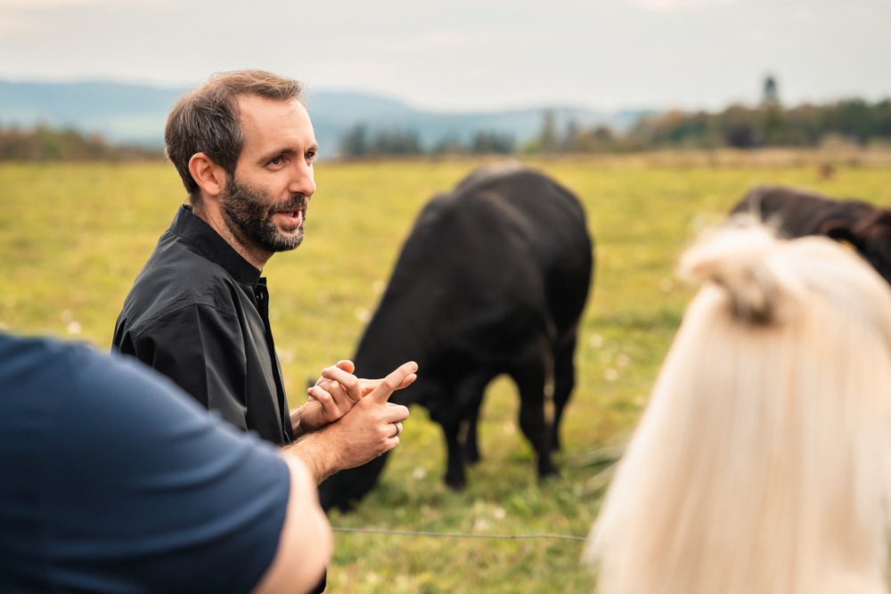 Christoph Hader unterhält sich mit Kunden