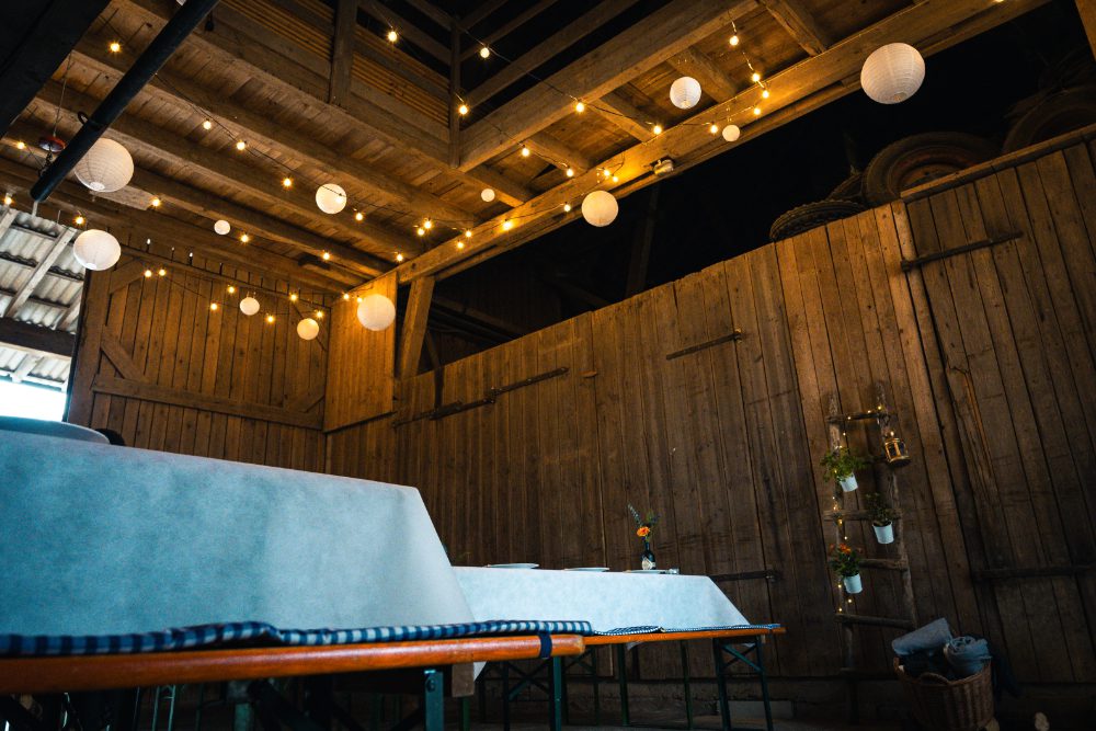 schön eingedeckte und festlich beleuchtete Scheune